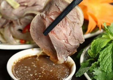 Không gian ấm cúng – Bí quyết giữ chân thực khách của Dê Xuống Phố