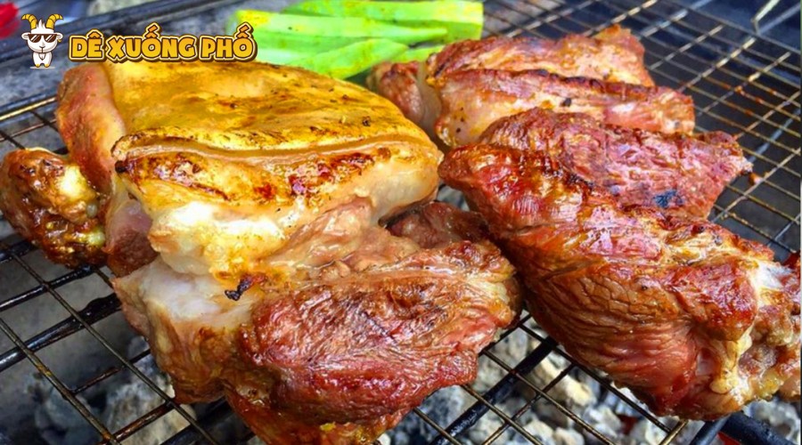 Thịt dê nướng mọi thơm ngon ăn kèm rau sống và nước chấm